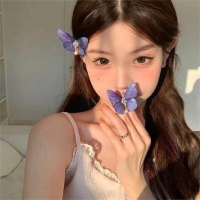 踉跄的女孩